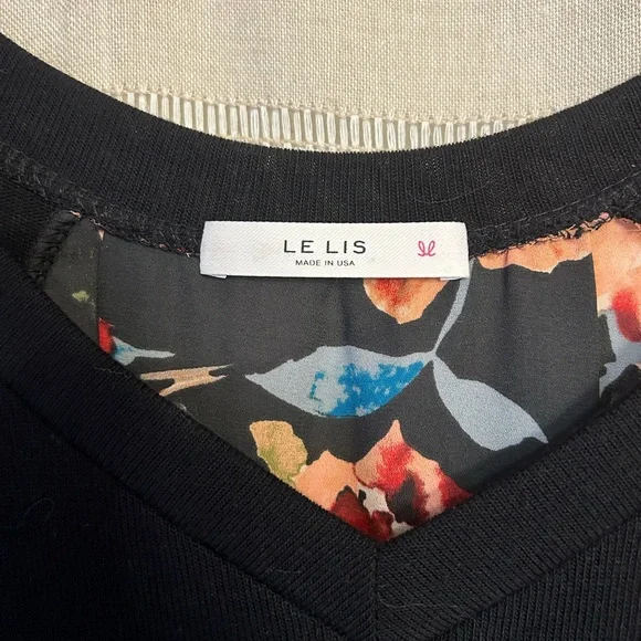 LE LIS Alante 3/4 Woven Back Knit Top - Picture 4 of 7